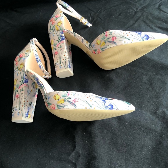 Women Shoes - Picture 2 of 5